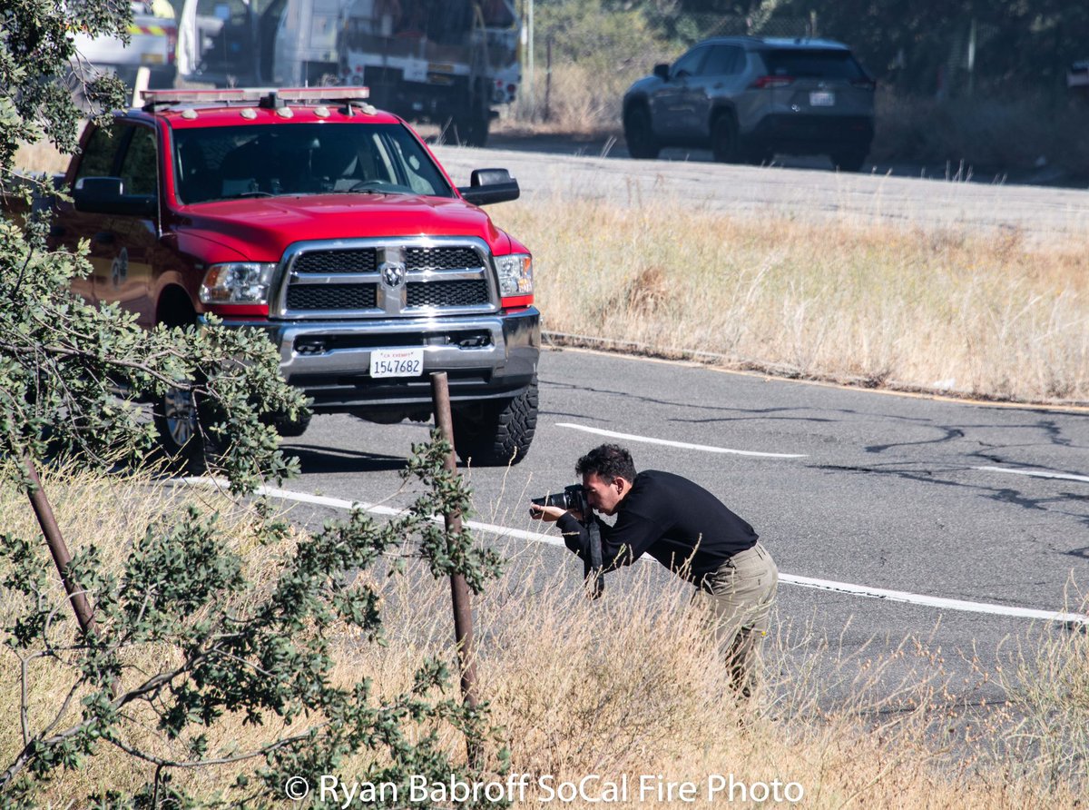 SoCalFirePhoto's tweet photo. Well here starts the annual calling out of “MEDIA” on wildfires.  Though a small fire today still had this “photographer” show up with an @LACOFD hat on and in SHORTS Another “photographer” wearing his best business casual PPE.  IF YOU ARE GOING TO BE AT AN INCIDENT WEAR YOUR PPE https://t.co/rWZauEpLyd