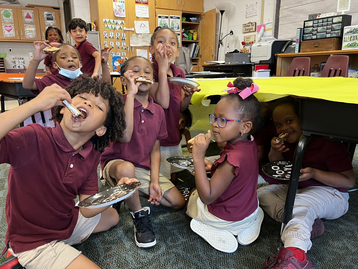 mspep26's tweet photo. Today at Camp Learned-a-Lot we went on a nature walk, used our findings to make leaf shadings, played I spy &amp; made s’mores! #kindergarten #lastweekofschool #campday https://t.co/kyLrbJ44uD