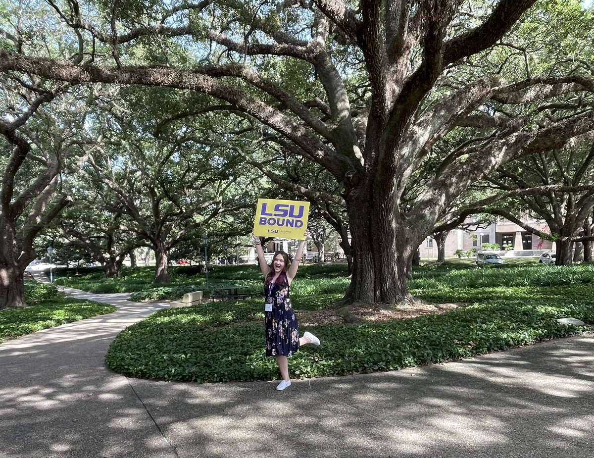 jro282876's tweet photo. Iβm going to take it as a blessing on my household that Auburn still won on a day when I officially added an official purple βLSU Momβ t-shirt to my wardrobe. The Sports Karma gods recognize a motherβs love as boundless. Yep - sheβs official. #AuburnGirl π§‘π#LSUMom ππ #Tigers https://t.co/pgHXNDdxGA
