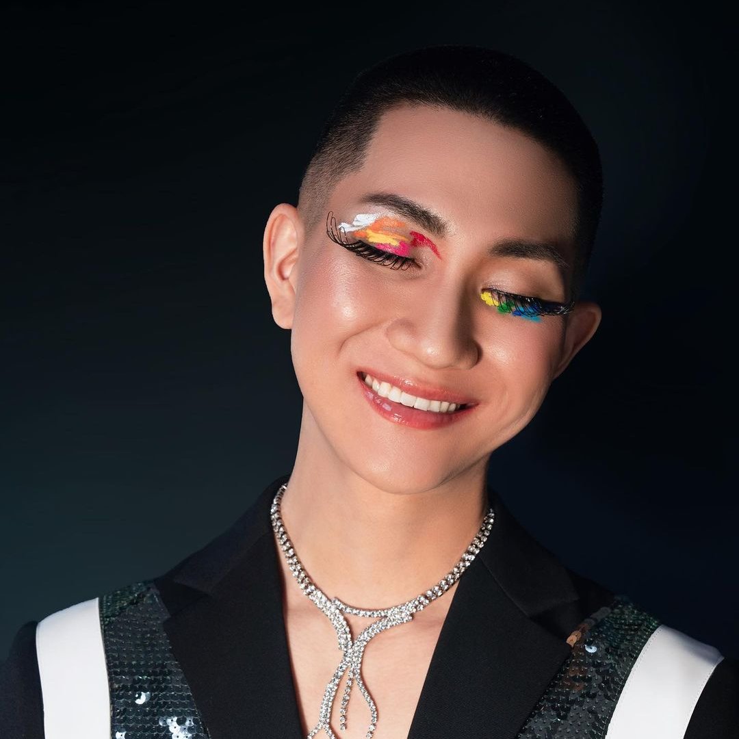 shuuemurath's tweet photo. 🏳️🌈 เพราะ "เมคอัพ" นั้นไม่มีเพศ ตลอดเดือนมิถุนายนนี้ ... สาวกชูสามารถเป็นเจ้าของ unlimited foundation ในแพ็คเกจพิเศษ limited edition เพื่อโอกาสพิเศษ เฉพาะเดือนนี้ ที่เคาน์เตอร์เท่านั้น...
#shuuemura #shuuemurath #shupride #pridemonth #pride2022 #รองพื้นหายใจได้
cr. @kodonishimura https://t.co/z9Rt070xF0
