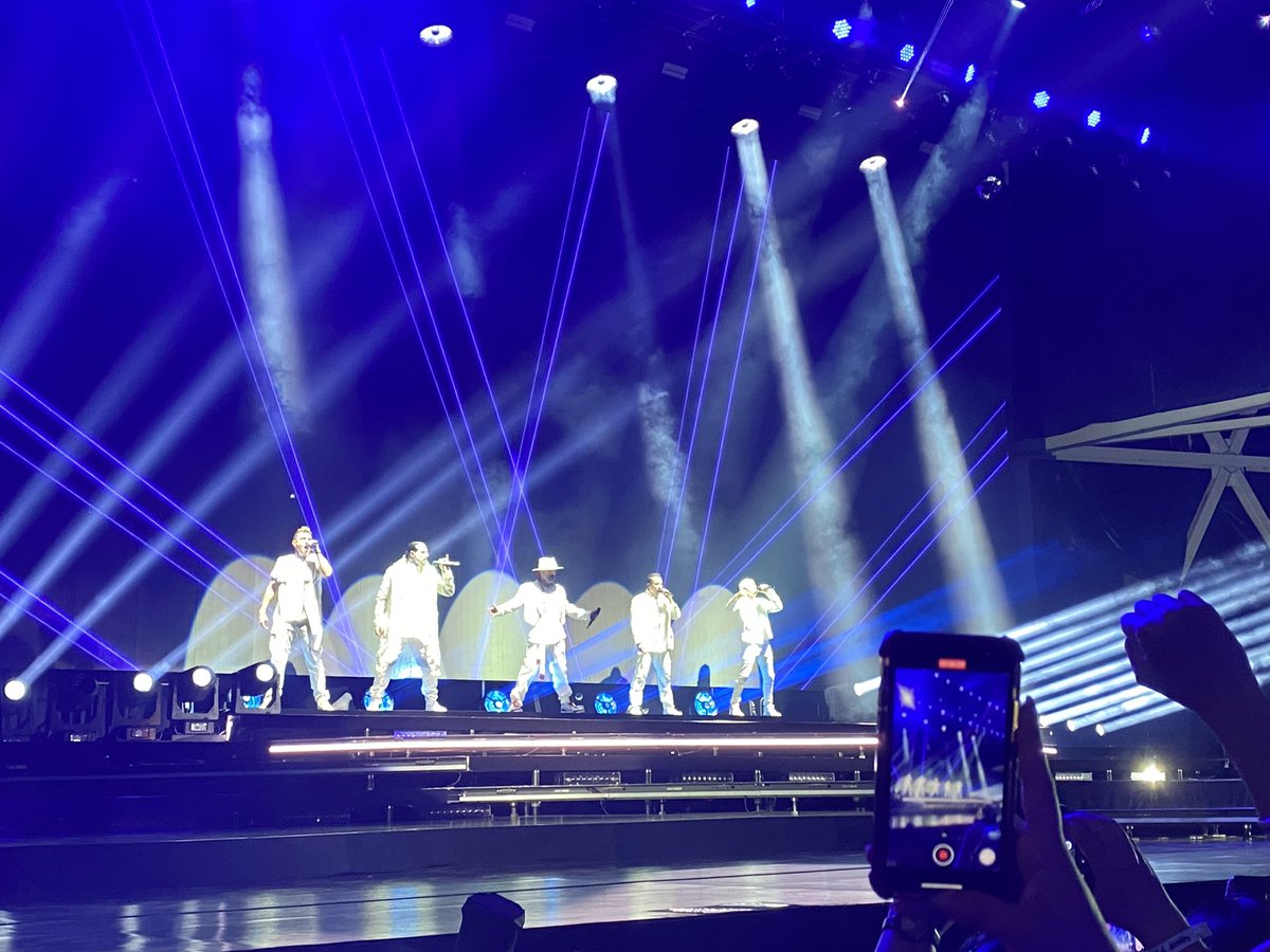brittanyselcer's tweet photo. Just got out of @backstreetboys concert and it was AHHH-MAZING!!!! Also met some new BSB friends!! Great Night #BSBATX #DNAWorldTour https://t.co/lTC3RNFOHd