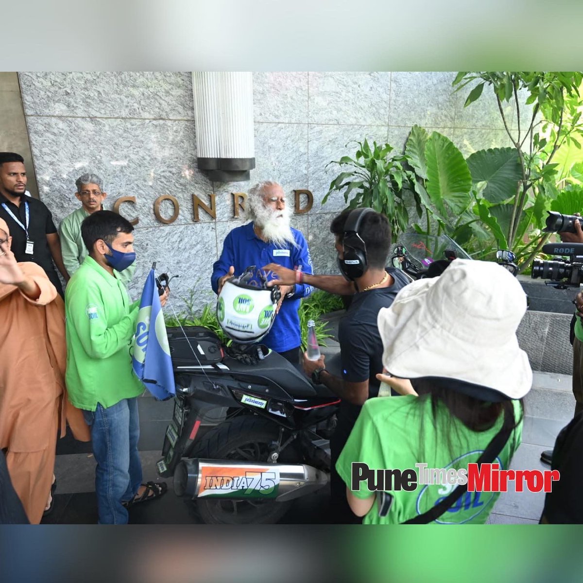 ThePuneMirror's tweet photo. EXCLUSIVE: Man of soil, #Sadhguru arrives in #Pune on his motorbike. The spiritual guru has covered over 25,000 km of his solo 100-day 30,000 km Save Soil motorcycle journey
#savesoil #soilwave #sadhguru
@sadhguru
#sadhguru🙏
@SadhguruJV https://t.co/fqhrp9OYou
