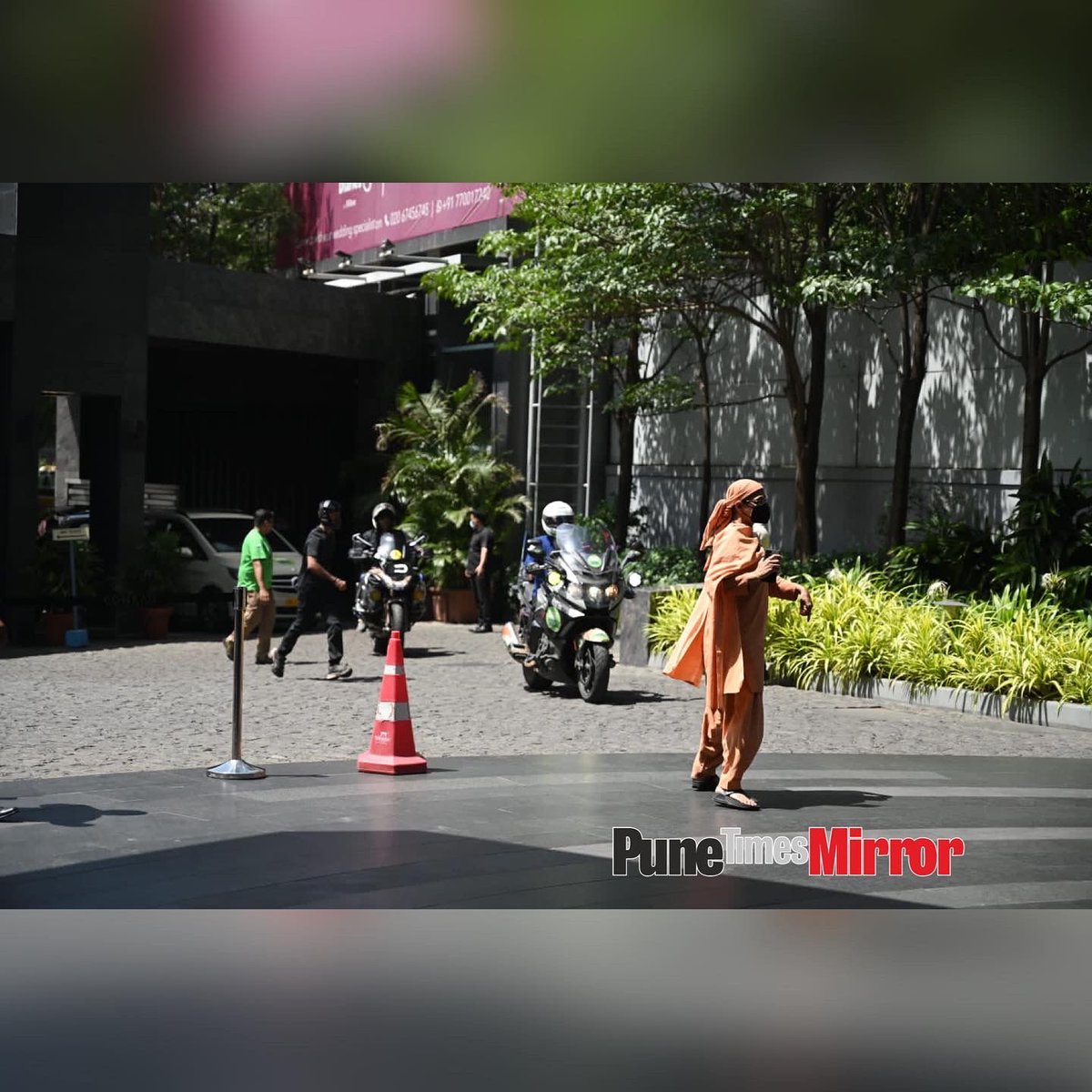 ThePuneMirror's tweet photo. EXCLUSIVE: Man of soil, #Sadhguru arrives in #Pune on his motorbike. The spiritual guru has covered over 25,000 km of his solo 100-day 30,000 km Save Soil motorcycle journey
#savesoil #soilwave #sadhguru
@sadhguru
#sadhguru🙏
@SadhguruJV https://t.co/fqhrp9OYou