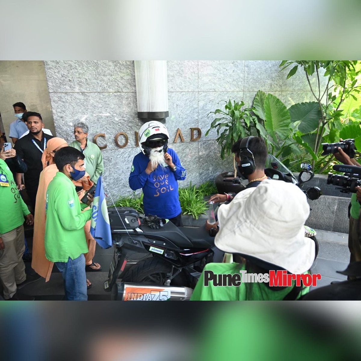 ThePuneMirror's tweet photo. EXCLUSIVE: Man of soil, #Sadhguru arrives in #Pune on his motorbike. The spiritual guru has covered over 25,000 km of his solo 100-day 30,000 km Save Soil motorcycle journey
#savesoil #soilwave #sadhguru
@sadhguru
#sadhguru🙏
@SadhguruJV https://t.co/fqhrp9OYou