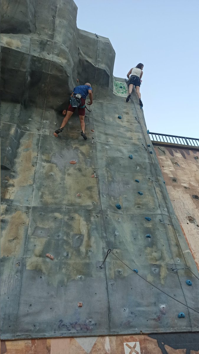 cemp_i's tweet photo. Seguim treballant moltes tardes en el #rocoPardinyes, per deixar-ho en les mínimes condicions practicables per l'ús i gaudiment de tots els escaladors lleidatans. @esports_lleida https://t.co/1BQYV5hRIs