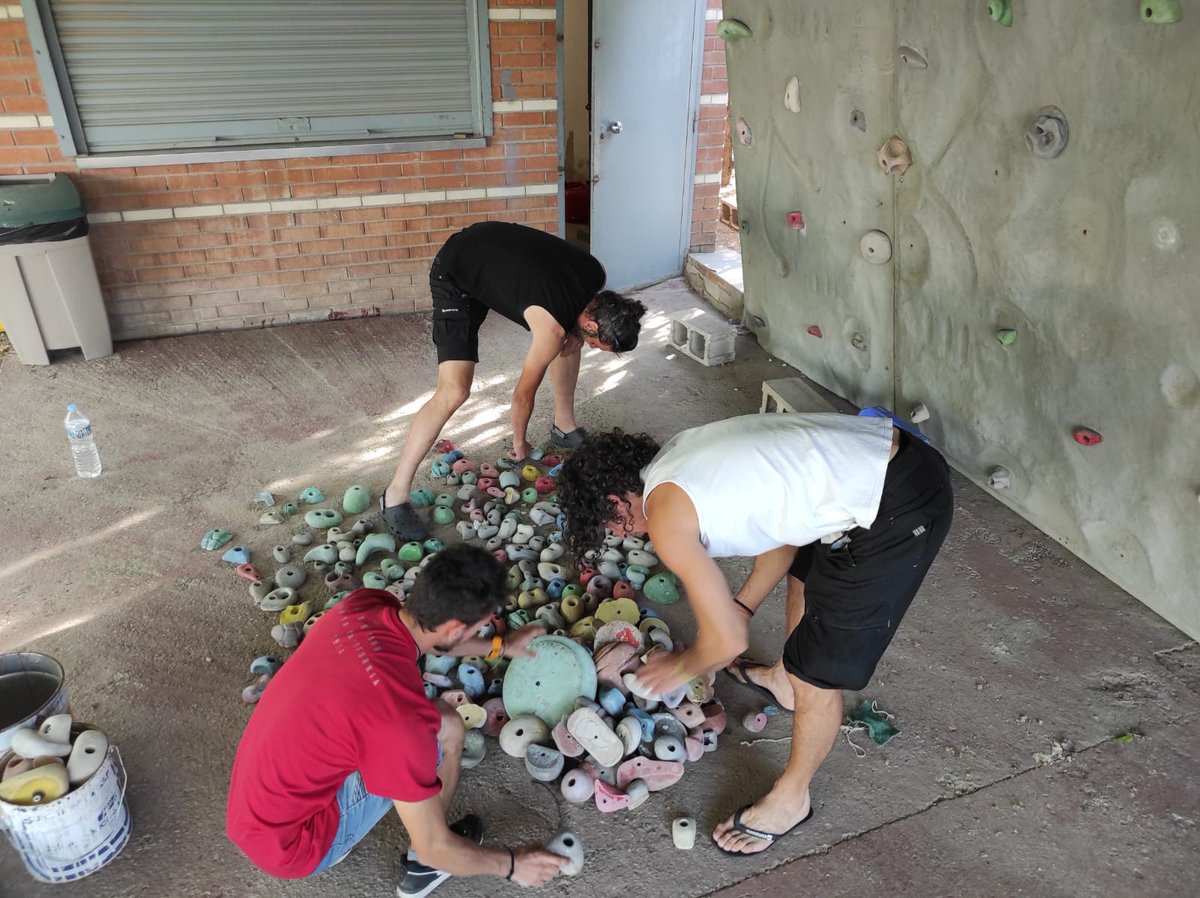 cemp_i's tweet photo. Seguim treballant moltes tardes en el #rocoPardinyes, per deixar-ho en les mínimes condicions practicables per l'ús i gaudiment de tots els escaladors lleidatans. @esports_lleida https://t.co/1BQYV5hRIs