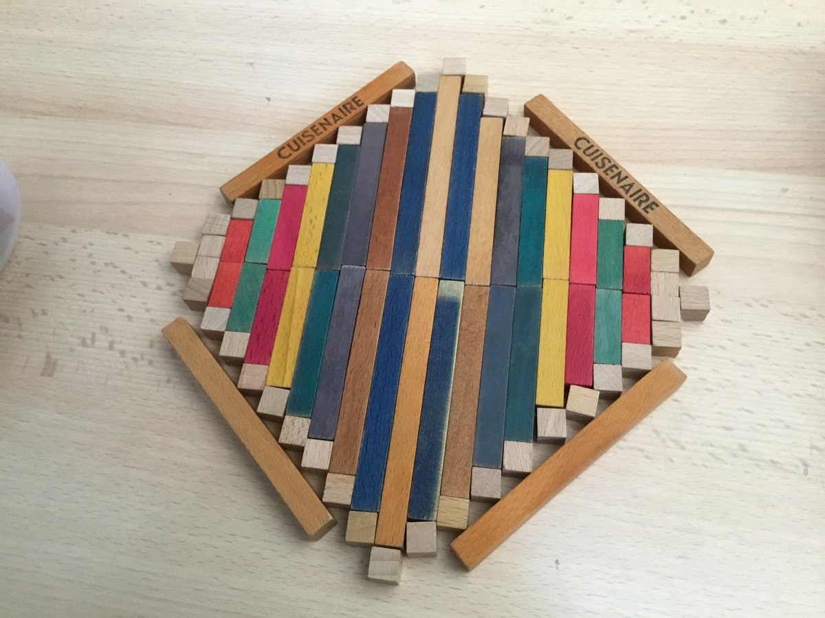 laclassefreinet's tweet photo. C. a créé un « losange » avec des barres et des cubes. https://t.co/hhZ2deDETu