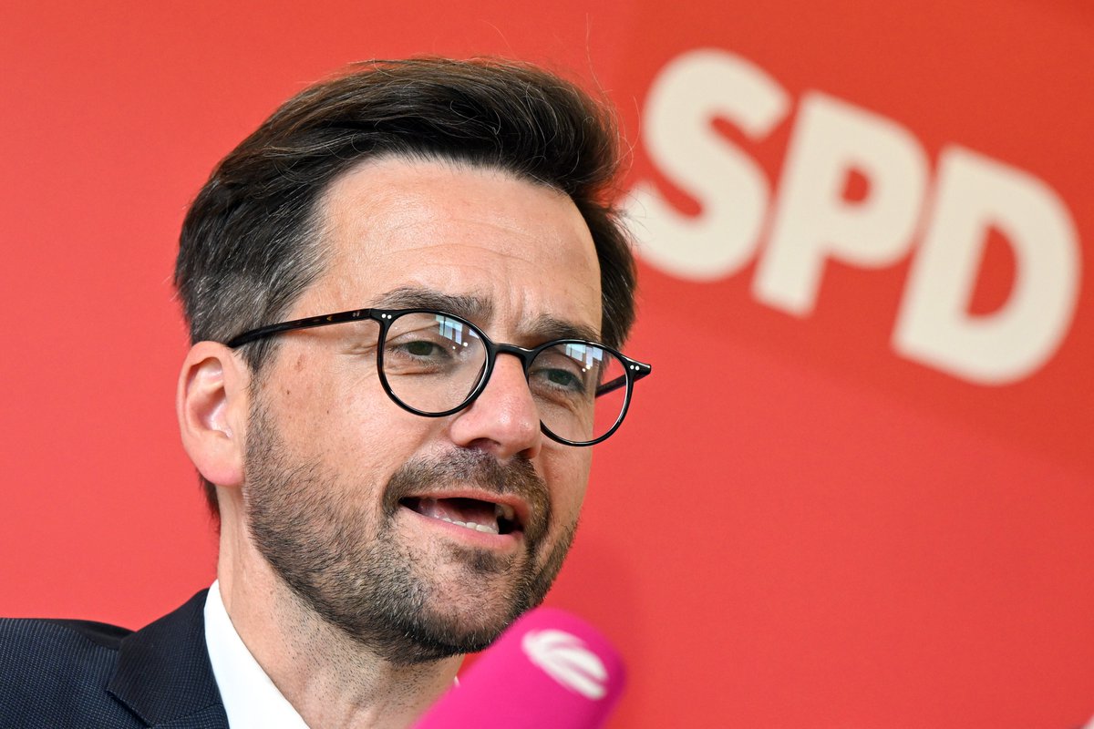 Die #SPD hat ihren Landtagsfraktionschef Thomas #Kutschaty mit großer Mehrheit im Amt bestätigt. <a href="/ThomasKutschaty/">Thomas Kutschaty</a> sei mit 90,4 % als Vorsitzender der <a href="/spd_fraktion_nw/">SPD-Fraktion im Landtag NRW</a> wiedergewählt worden, sagte ein Sprecher. Eine Gegenkandidatur gab es nicht. <a href="/ZDFheute/">ZDFheute</a>