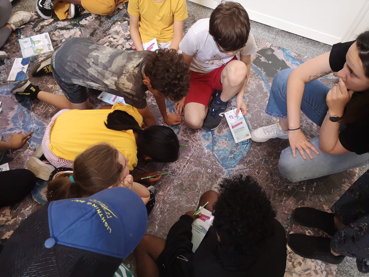 linstitutPR's tweet photo. 1er jour au village forum #Plouf75.
Bienvenue aux écoliers sur notre atelier « Baignade interdite »
📌 Grande carte au sol représentant Paris et la petite couronne inondées.
📌 Atelier carto qui présente les enjeux et les vulnérabilités du territoire
https://t.co/ghG2MBwSMS https://t.co/Cbj33RIcEi