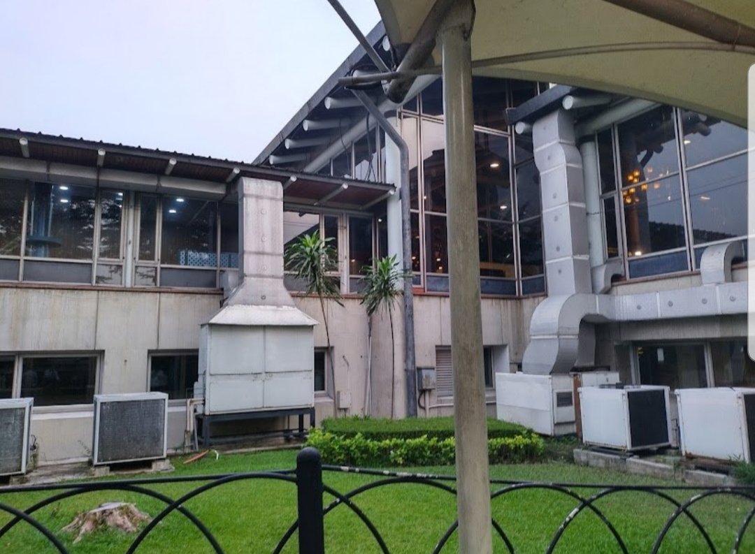 T3CGK's tweet photo. @AngkasaPura_2 Apa kabar arsitektur terminal termevvah dan termegah T3CGK? Itu ya renovasi T1 &amp; T2 mbok ya yg niat sewa konsultan &amp; pelaksana top. Kl orangnya itu lagi itu lagi, ya hasilnya gitu lagi gitu lagi. https://t.co/DPuWJEf4Wz
