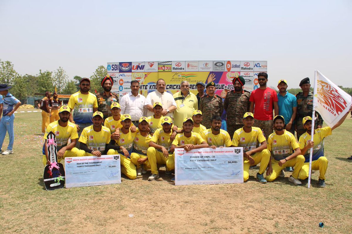 Whiteknight_IA's tweet photo. #WhiteKnight50
#WKPL2022 concluded amidst great fanfare & jubilance.Poonch Panthers emerged as the victors & were felicitated in presence of #ArmyCdrNC,#GOC @WhiteKnight_IA & Brig Anil Gupta (Retd), Chairman, J&K Cricket Association.
#AmritMahotsav
@adgpi
@NorthernComd_IA https://t.co/J7OgJKyHug