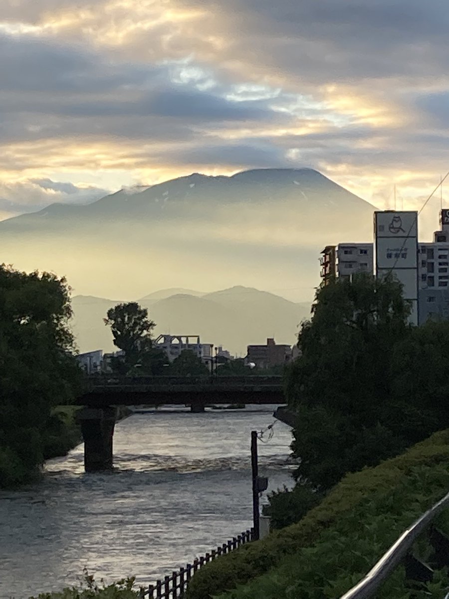 昨日、盛岡市内から見えた👀夕刻の岩手山。 とても雄大で幻想的でした。