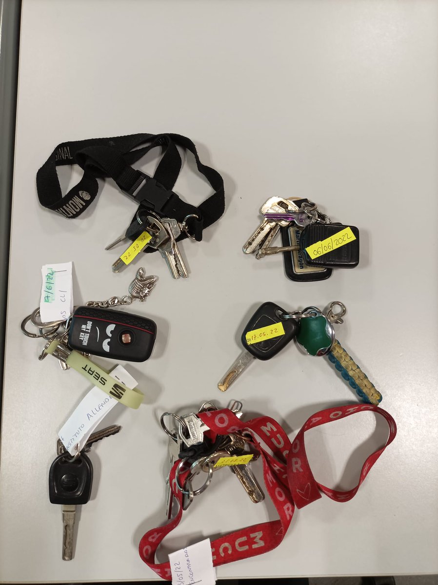 PoliciaFuenla's tweet photo. OBJETOS PERDIDOS
👮‍♀️👮‍♂️ Buenos días. Mira a ver si reconoces alguno de estos objetos que tenemos nuestra oficina de objetos perdidos.
Si alguno es tuyo, pásate por las oficinas de Policía Local en el Ayuntamiento de Fuenlabrada
#FelizMartes https://t.co/lJyQT7JCFN