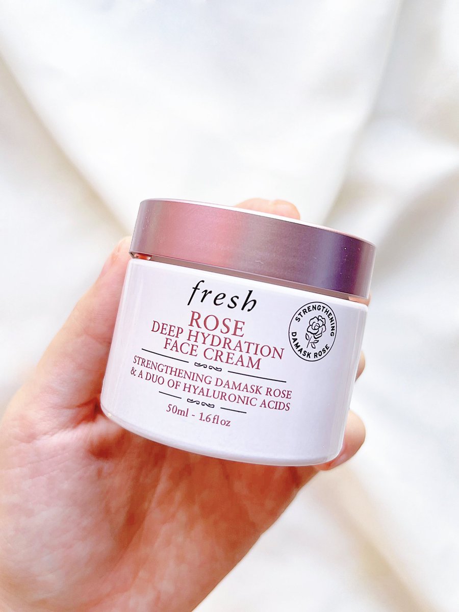 dadarssm's tweet photo. มารีวิวfresh rose cream🥀ตั้งแต่ใช้น้องคนนี้หน้าก็ไม่แห้งอีกเลย ดีแบบไม่รู้จะติอะไรเลย เนื้อครีม ชุ่มชื้นแต่ไม่หนักผิว กลิ่นหอมอ่อนๆ ใช้แล้วผิวอิ่มน้ำ หน้านุ่มมากๆ ตื่นเช้ามายังรู้สึกว่าผิวมีความชุ่มชื้นอยู่ ตรงที่เคยแห้งลอกก็คือหายไปเลยย ดีมากๆ เชียร์ๆ✨ #FreshLoveTH #FreshRose https://t.co/uzqFd4bpac