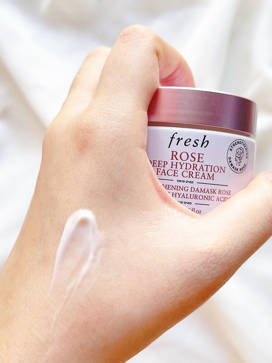 dadarssm's tweet photo. มารีวิวfresh rose cream🥀ตั้งแต่ใช้น้องคนนี้หน้าก็ไม่แห้งอีกเลย ดีแบบไม่รู้จะติอะไรเลย เนื้อครีม ชุ่มชื้นแต่ไม่หนักผิว กลิ่นหอมอ่อนๆ ใช้แล้วผิวอิ่มน้ำ หน้านุ่มมากๆ ตื่นเช้ามายังรู้สึกว่าผิวมีความชุ่มชื้นอยู่ ตรงที่เคยแห้งลอกก็คือหายไปเลยย ดีมากๆ เชียร์ๆ✨ #FreshLoveTH #FreshRose https://t.co/uzqFd4bpac