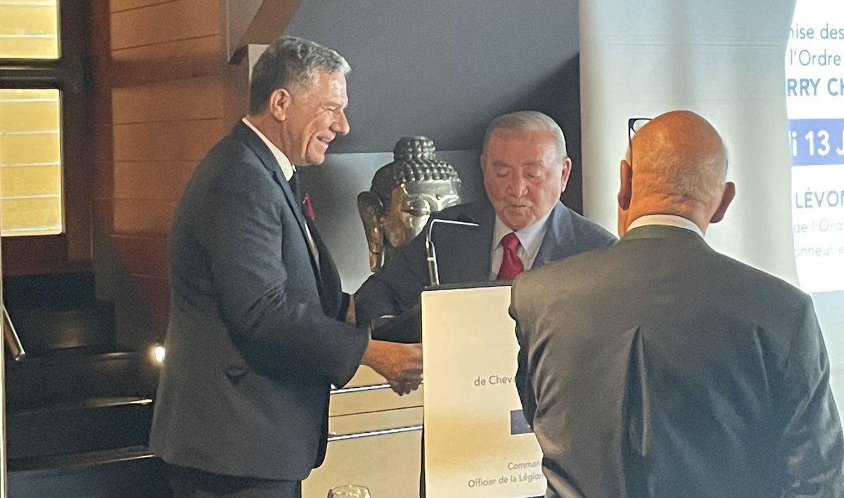 LHdecores's tweet photo. @scppinfo Félicitations à Thierry Chassagne, ex Président de la @scppinfo et de @WarnerMusicFR qui reçoit ce soir les insignes de Chevalier dans l Ordre de La Légion d’Honneur par Lévon Sayan. Un grand Monsieur qui s est battu pour la musique française et les autres! https://t.co/gimQPHTH6y