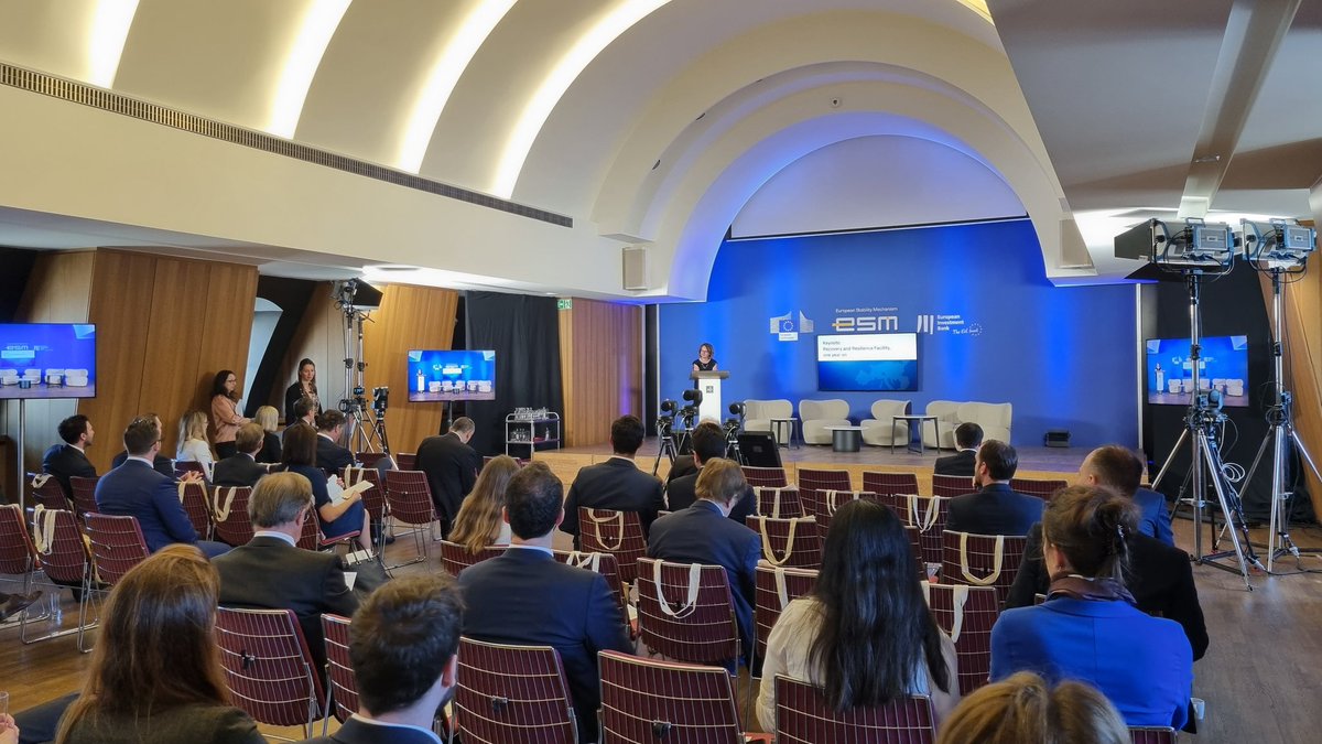 carano_a's tweet photo. Exchange with investors on the status of #Recovery and #Resilience #Facility #RRF by DG Recovery Taskforce Céline Gauer @EU_Commission @EIB @ESM_Press https://t.co/KsL00h4TwC https://t.co/FtKurePYnZ