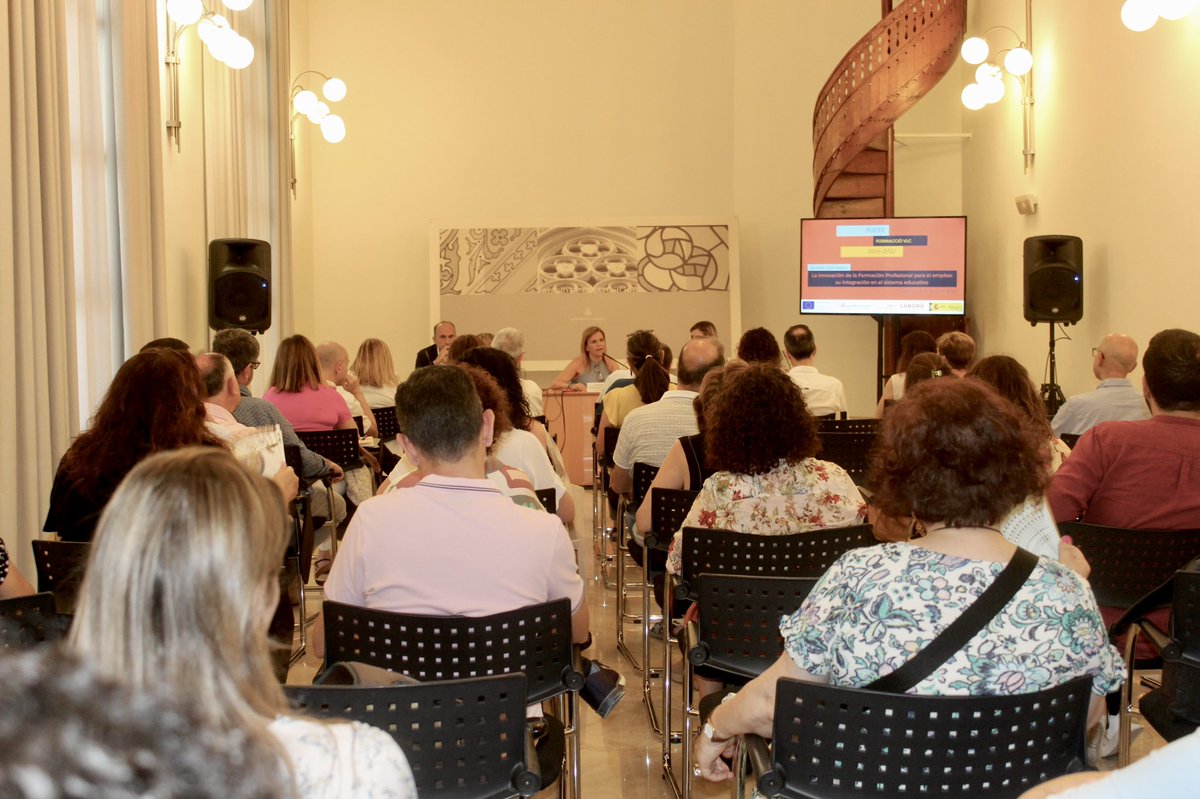 valenciactiva_'s tweet photo. ￼￼￼🔝📚 Hoy abordamos los retos de la FP junto con la teniente alcalde de Desarrollo Económico, @pilarbernabe y la dg. de Empleo y Formación de @GVAlabora, @ROCIOBRIONESMO, en la jornada 'La innovación de la FP para el empleo: su integración en el sistema educativo' https://t.co/3CRq9X5gde