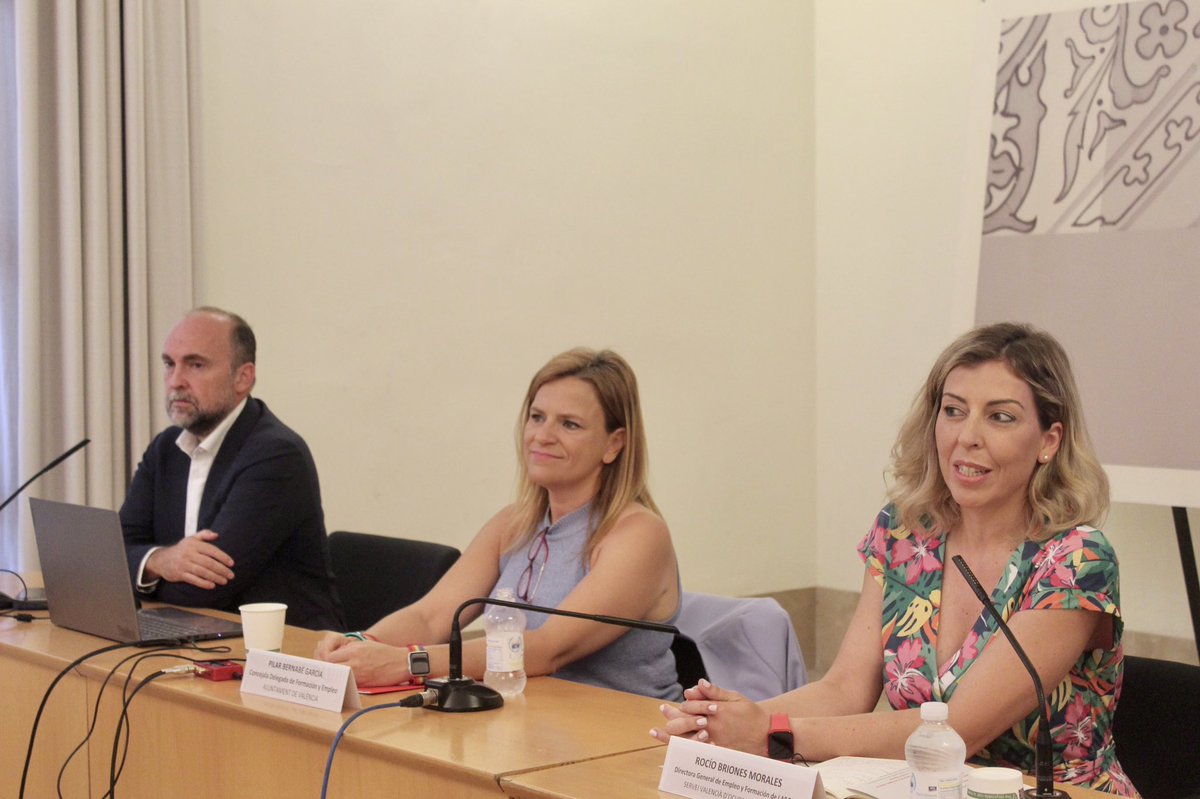 valenciactiva_'s tweet photo. ￼￼￼🔝📚 Hoy abordamos los retos de la FP junto con la teniente alcalde de Desarrollo Económico, @pilarbernabe y la dg. de Empleo y Formación de @GVAlabora, @ROCIOBRIONESMO, en la jornada 'La innovación de la FP para el empleo: su integración en el sistema educativo' https://t.co/3CRq9X5gde