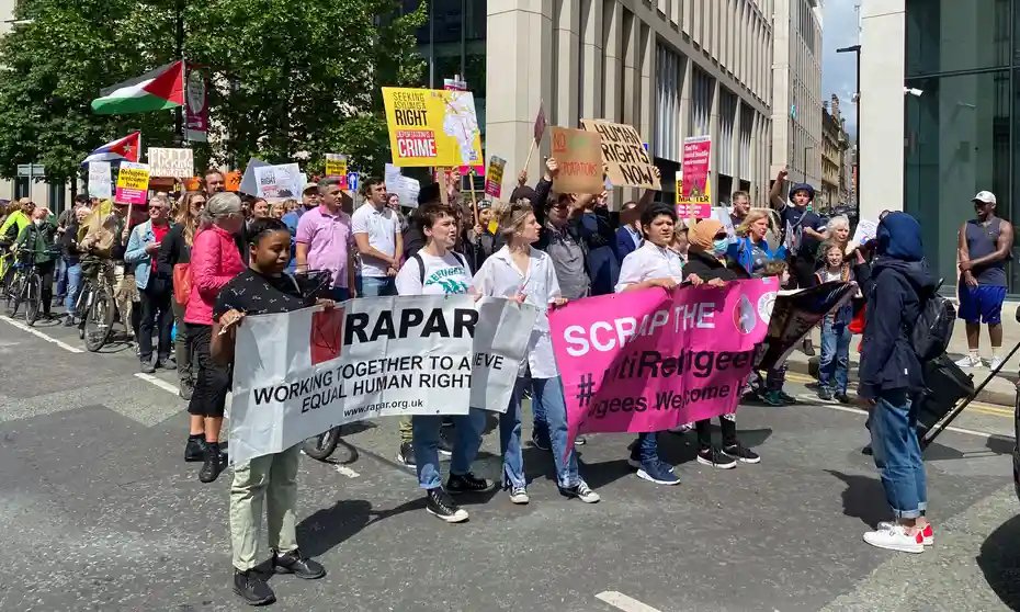 JCWI_UK's tweet photo. Over the past few weeks, we've seen a huge and growing movement of people resist government's abhorrent Rwanda plan. 
It's not just lawyers' who are standing up for people's rights - it's thousands of us, out on the streets, writing to our MPs, challenging airlines. 1/🧵 https://t.co/inL3jsT5sr