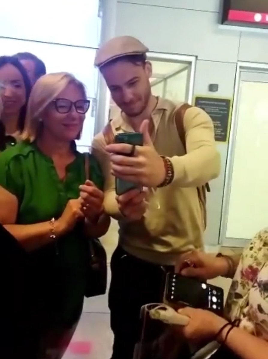 Como es el... Que con la carita que lleva, sabiendo que está a minutos del evento, se para se hace fotos e incluso les ayuda ha hacerse la foto
#TheBursinOlyverse
#KeremBürsin