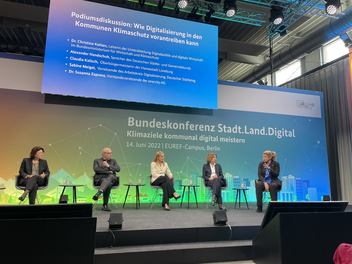 cuddel's tweet photo. @hillebrand_a @BMWK @euref Guter Austausch! Vielen Dank für die Orga! Von
@hansestadtLG und @kappismile1 auf der Bundeskonferenz von #StadtLandDigital https://t.co/42Weu3jYhX