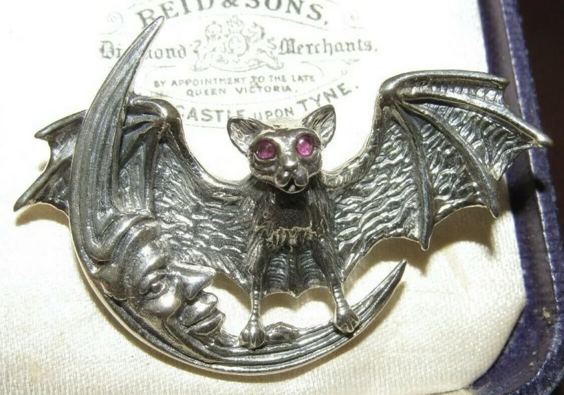 WickedVintageUK's tweet photo. New arrival, listing soon! Gorgeous sterling silver brooch pin in the form of a Ruby- eyed Bat perched upon a whimsical grinning crescent moon 🦇🌜 #SilverBat https://t.co/9JyLkhrihW