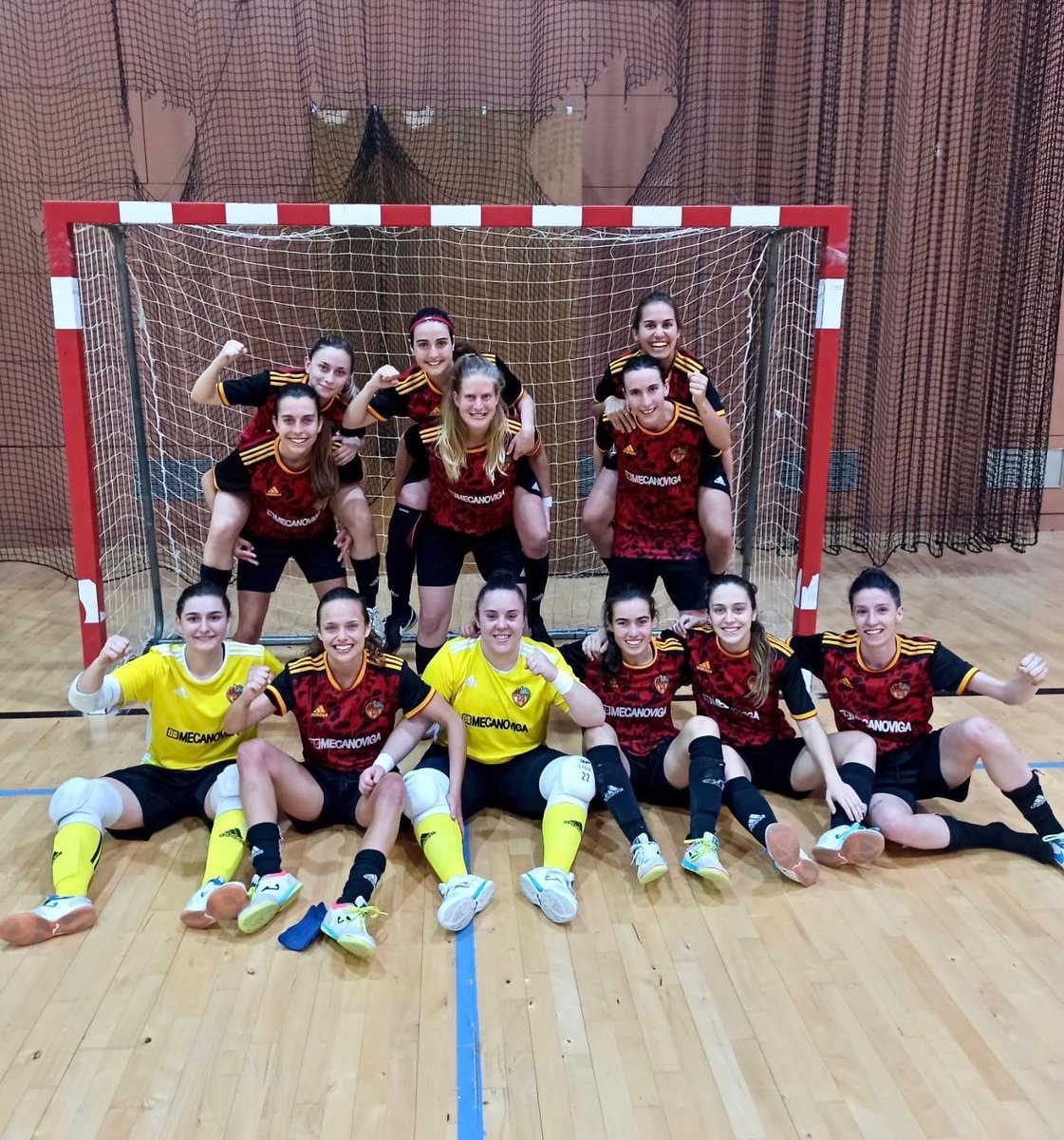 quadern_tactil's tweet photo. Ei, @david_escude! Aquestes noies són jugadores del @CFSEixample, un dels dos equips barcelonins de 2a.Div espanyola de futsal. Saps què? No tenim pavelló on entrenar; hem trucat a 17 poliesportius municipals, però la prioritat a tots ells és per a altres equips.

Què hi dius?
👇 https://t.co/sUy3TuNOwg