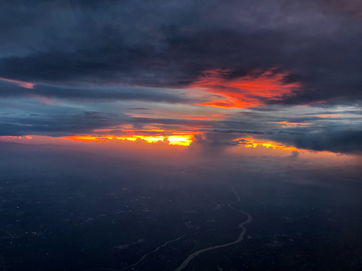 Shiroro820's tweet photo. いつかの空
#空 #夕焼け #雲の切れ間 #機窓 #sky #skyporn #skyscape #windowview #airplanewindow #evening #sunset https://t.co/2yCllJy3Ep