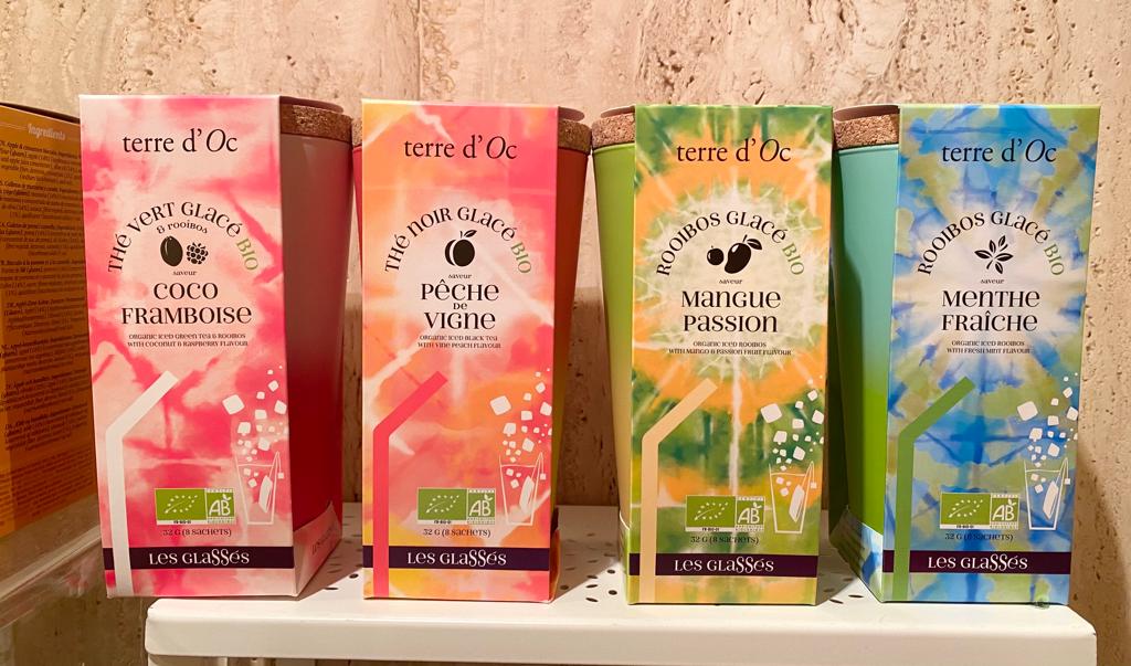 pasteleriascaso's tweet photo. Puedes encontrarlos en nuestras tiendas en cuatro sabores 😋. ¡Elije el tuyo! Es muy fácil: solo tienes que rellenar el vaso con agua fría y dejarlo reposar unas horas en la nevera. Estará listo para tomar 🧊🥤.
#Ascaso #elingredientesecreto #tehelado #verano #sostenible https://t.co/xYYWDmfxmM