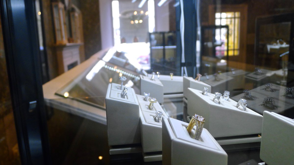 AidiMac's tweet photo. A selection of exclusive (because they are handcrafted by me and not in every retailers shop) diamond engagement rings. #NotMassProduced but #Handmade https://t.co/8i6W4TrPtr