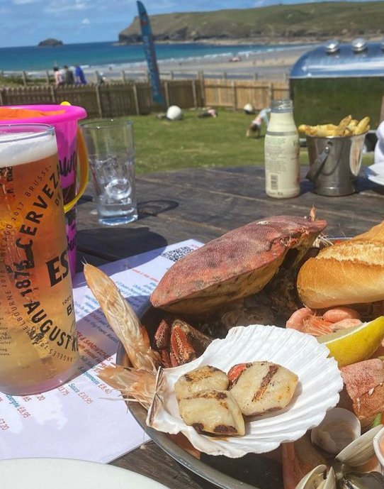 Sunny days ☀️ 

Love this photo by @helen_healthandhappiness 

#cornwall #polzeath #beach #crackingcrab