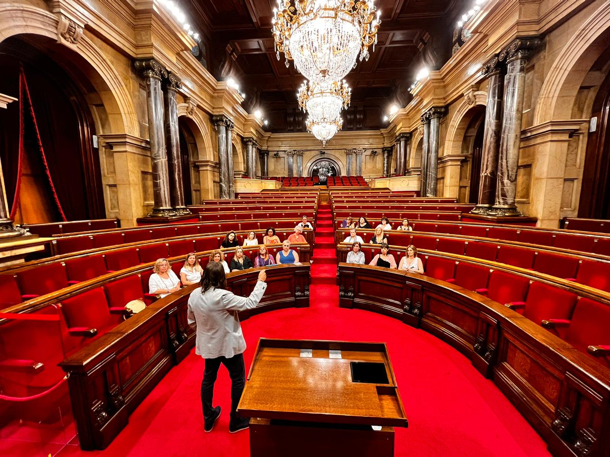Erc_sab's tweet photo. Trobada de Dones del Baix Llobregat ✊ amb el nostre parlamentari @Santandreuenc al Parlament de Catalunya.

Per part @Erc_sab hi va assistir la secretària de la dona @claramik5.

#Donesbaixparlament
@DonesErcBaix https://t.co/ybFSIKYK8u