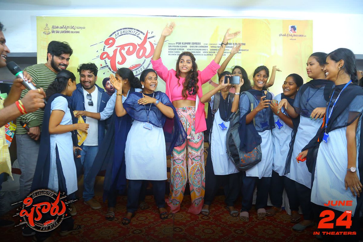 123telugu's tweet photo. #Shikaaru Team Fun interaction with the students of PYDAH College, Vizag during Promotions🕺
#ShikaaruFromJune24th 🤩
@SaiDhanshika #abhinavmedishetti @dheerajaathreya #sekharchandra #tejkurapati #ChammakChandra @actorkishore @thisisharikola1 #psrkumar @sslcreations https://t.co/EEQgrZUC9L