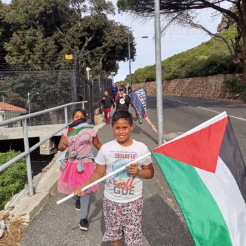 مواطنون من جنوب إفريقيا ينظمون وقفة على قمة جبال Muizenberg في العاصمة كيب تاون، وذلك تضامنًا مع الشعب الفلسطيني.