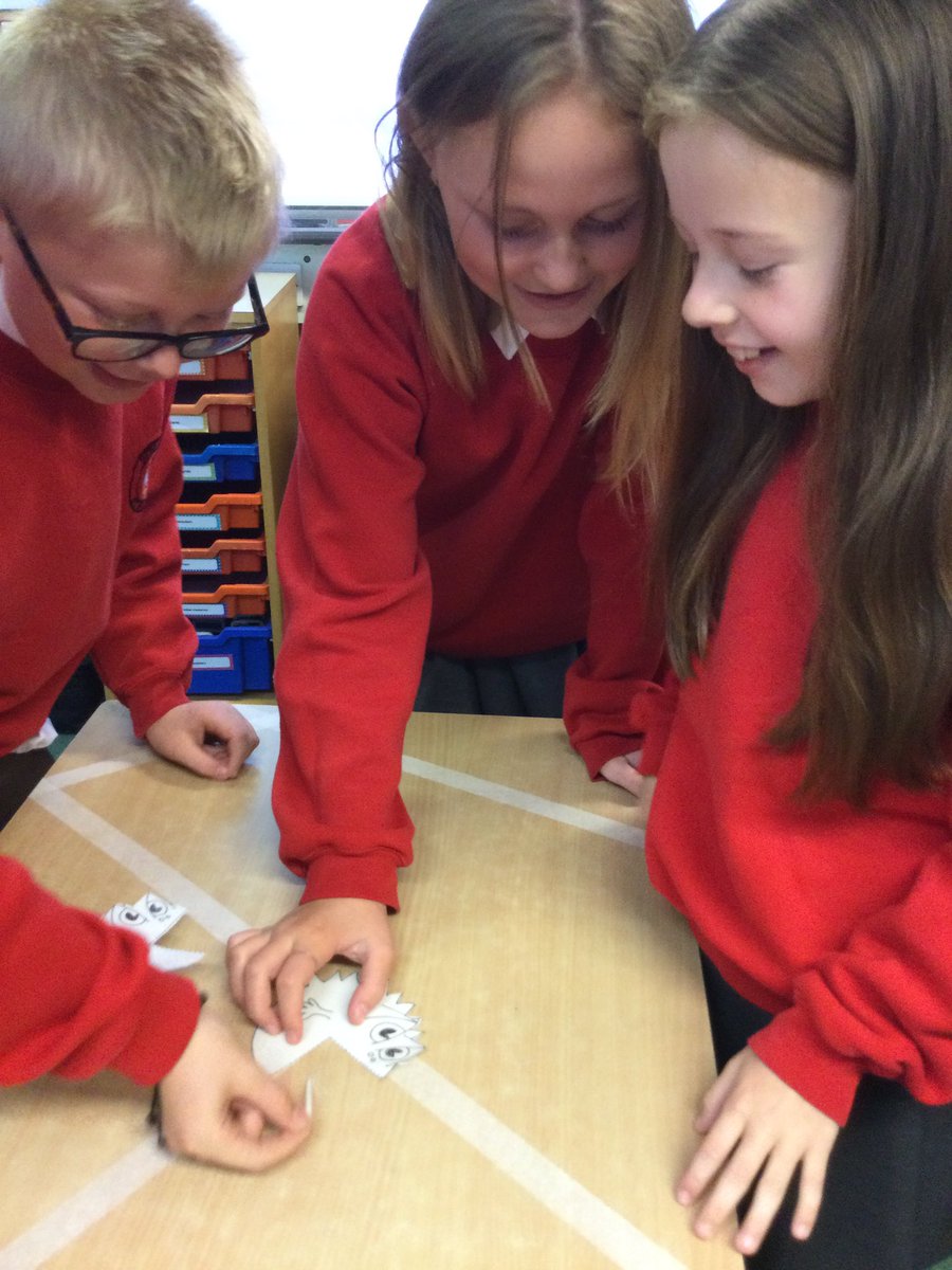 StrettonStMatts's tweet photo. Year have been recapping acute, obtuse and right angles. We had great fun identifying angles with our right angle monsters. #SSM #SSMyeR5 #SSMmaths https://t.co/UExVfLEqnP