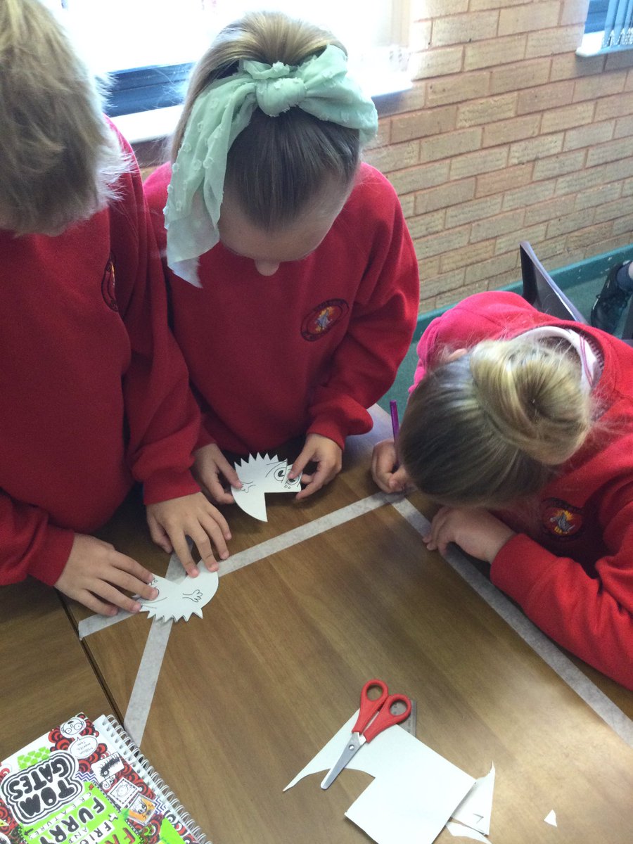 StrettonStMatts's tweet photo. Year have been recapping acute, obtuse and right angles. We had great fun identifying angles with our right angle monsters. #SSM #SSMyeR5 #SSMmaths https://t.co/UExVfLEqnP