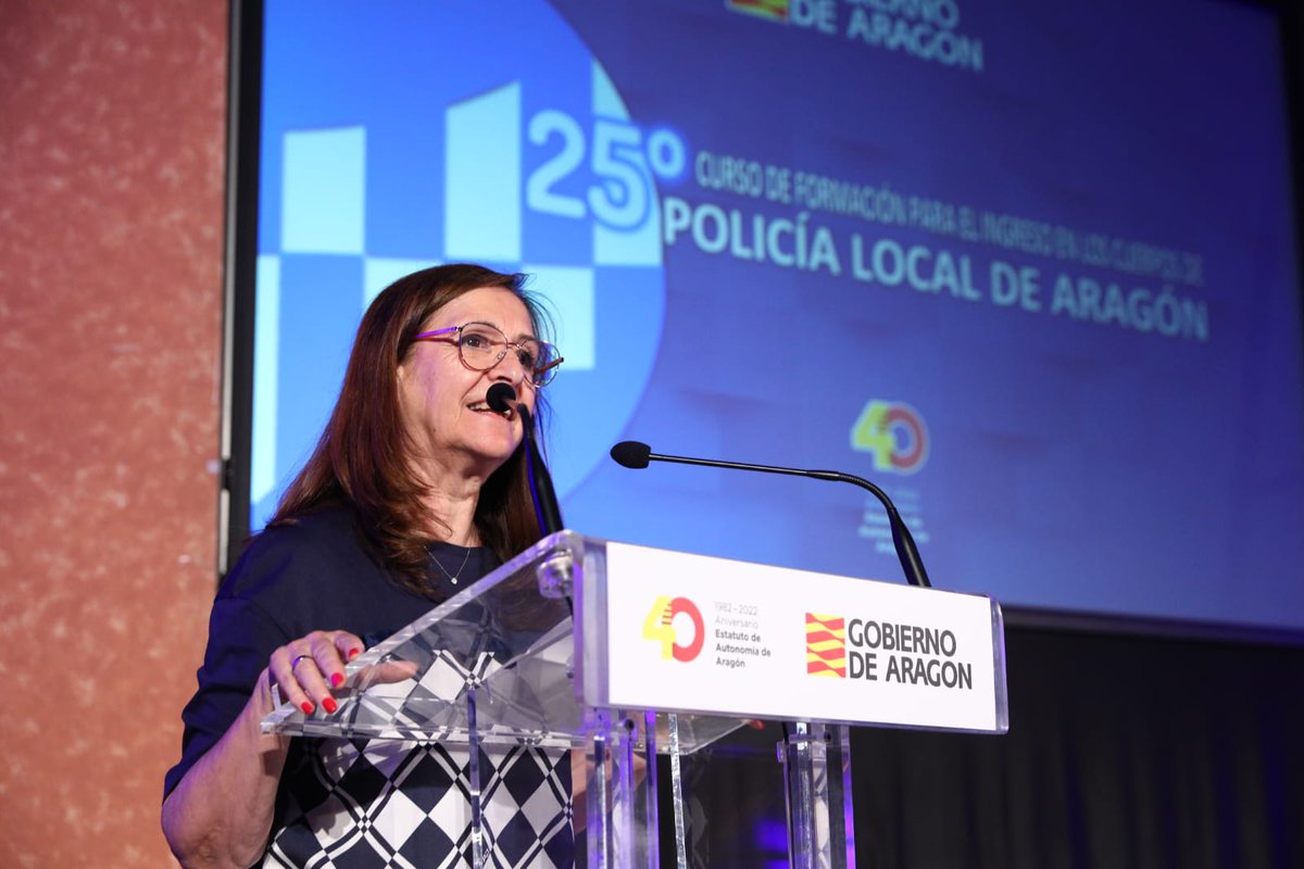 GobAragon's tweet photo. El XXV Curso de Formación para el Ingreso en los Cuerpos de Policía Local de Aragón ha concluido hoy con el reconocimiento a sus 2⃣7⃣ alumnos, agentes que pasan a ser ahora funcionarios de carrera. 

¡Enhorabuena! 👏👏 👮‍♀️👮‍♂️🏅 https://t.co/yeozEhi2oM