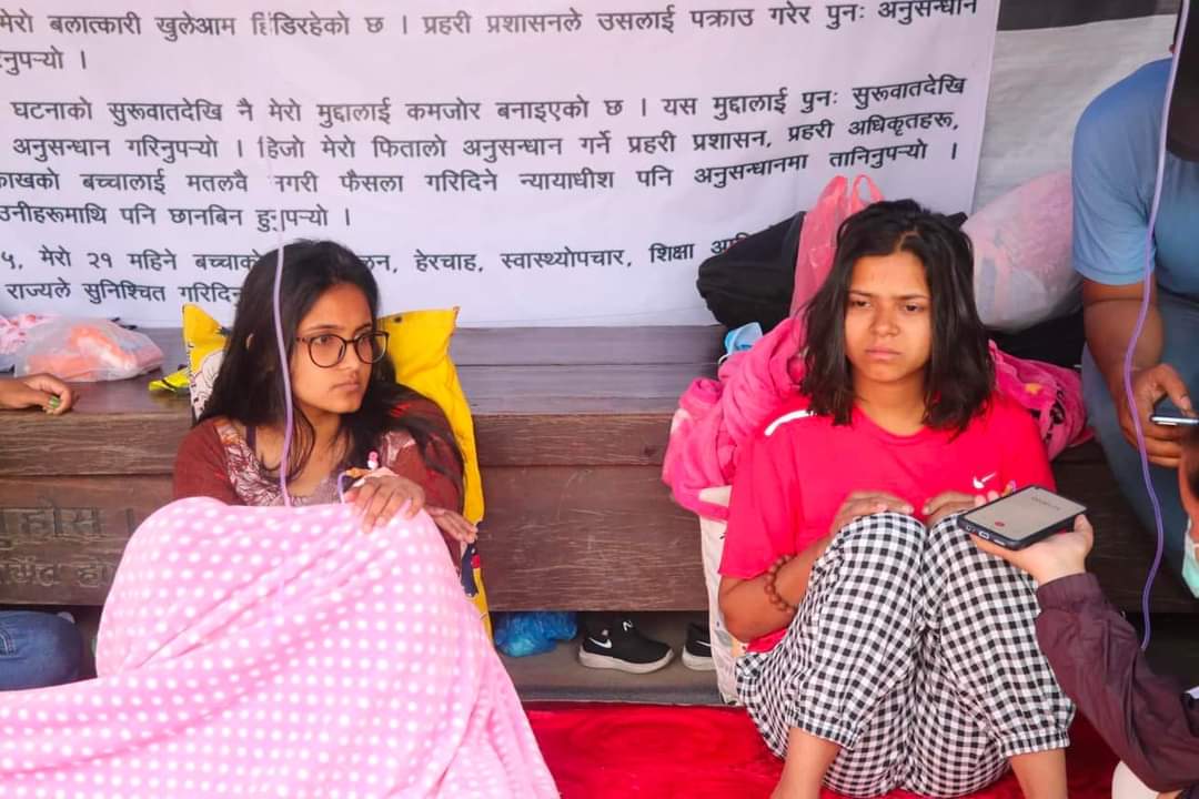 RONBupdates's tweet photo. Young Mother Niharika is in her 5th day of Ansan demanding Justice for her and her child. Their health condition is getting worse. Concerned authorities should look into this matter seriously. Activist Jasmine Ojha is also sitting on Ansan with Niharika. https://t.co/ezXWGzxEG2