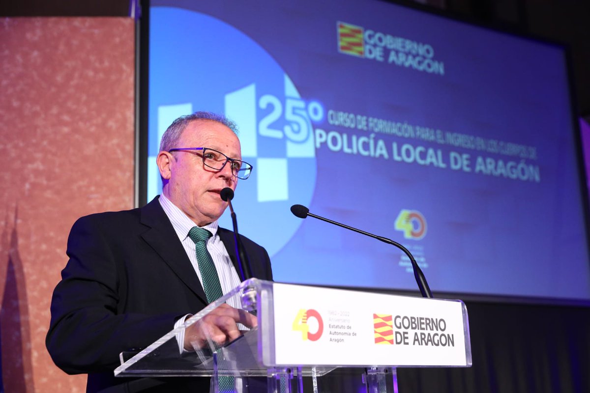 GobAragon's tweet photo. El XXV Curso de Formación para el Ingreso en los Cuerpos de Policía Local de Aragón ha concluido hoy con el reconocimiento a sus 2⃣7⃣ alumnos, agentes que pasan a ser ahora funcionarios de carrera. 

¡Enhorabuena! 👏👏 👮‍♀️👮‍♂️🏅 https://t.co/yeozEhi2oM