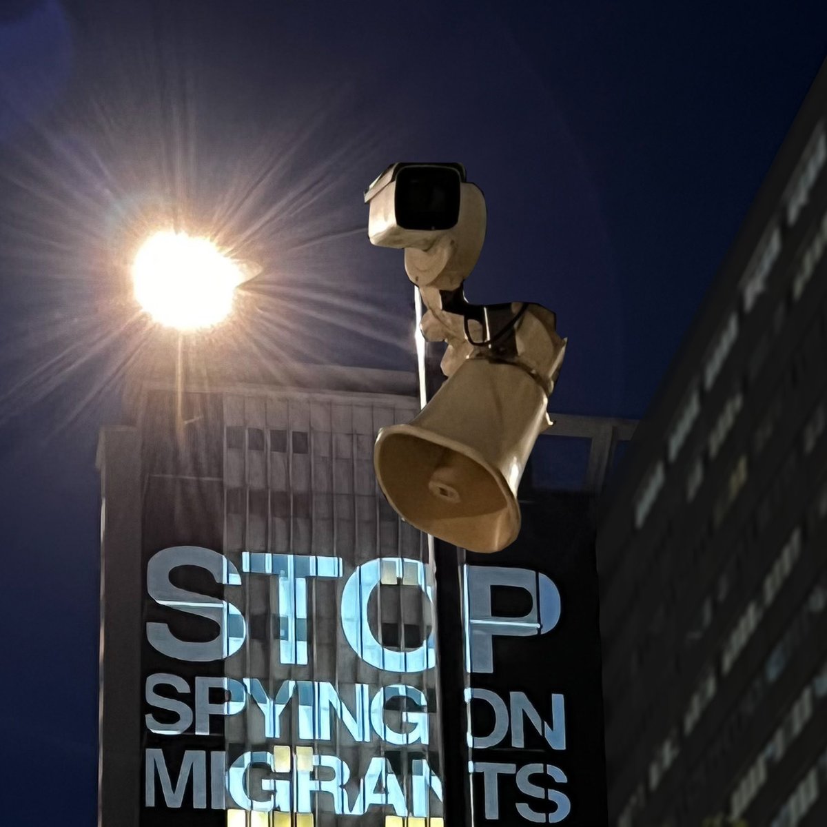 wallsmustfall's tweet image. Imagine a hostile government tracking your every move. At Lunar House, @ukhomeoffice is forcing migrants to wear 24/7 GPS tracking anklets that enable intrusive surveillance. What if we focused on #DignityNotData? #EndtheHostileEnvironment