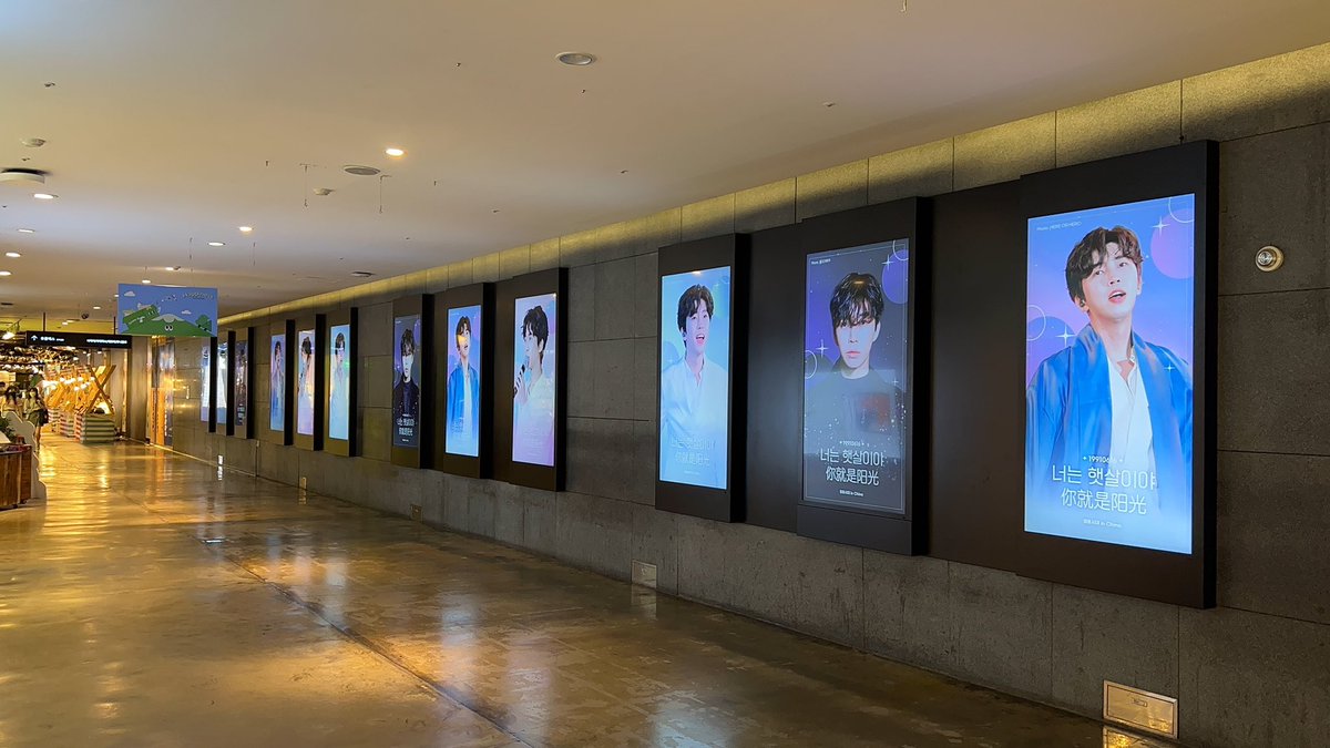 Herogencn616's tweet photo. [#임영웅 생일 이벤트 Part 3]
-
와우!! 😍 오늘 같은 장소에서 나온 21개 전광판 광고는 너무 장관이다! 😯
오늘부터 16일까지 신촌 U-PLEX 지하 연결통로에 있습니다! 여러분 기다립니다! 🙌🏻 
간행ㄱ😊
-
#limyoungwoong https://t.co/dpXCpAfqEt