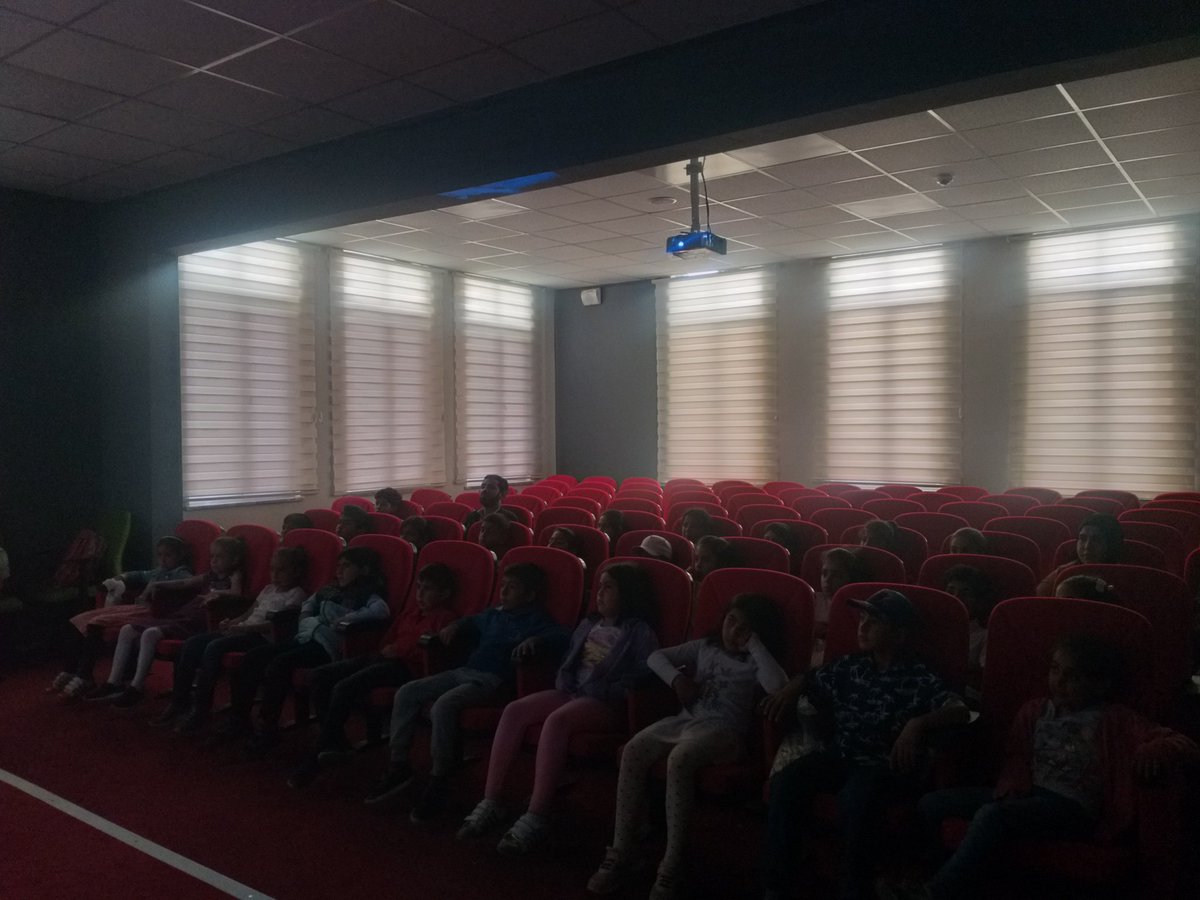 OvaHalk's tweet photo. "Haydi Çocuklar Sinemaya" adlı etkinlikler kapsamında Kütüphanemizi ziyaret eden  Kale Ilkokulu öğrencileri ve öğretmenlerine Kütüphane'nin tanıtımı ve sinevizyon ( Kayıp Balık Nemo) gösterimi yapıldı. Öğrencilere çanta, aytaç ve kalem hediye edildi.@KTBKYGM @etkinkutuphane https://t.co/EE9YvFYwoy