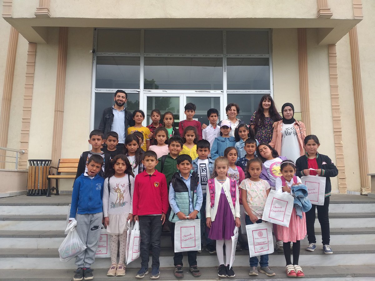 "Haydi Çocuklar Sinemaya" adlı etkinlikler kapsamında Kütüphanemizi ziyaret eden  Kale Ilkokulu öğrencileri ve öğretmenlerine Kütüphane'nin tanıtımı ve sinevizyon ( Kayıp Balık Nemo) gösterimi yapıldı. Öğrencilere çanta, aytaç ve kalem hediye edildi.<a href="/KTBKYGM/">KYGM</a> <a href="/etkinkutuphane/">Etkin Kütüphane</a>