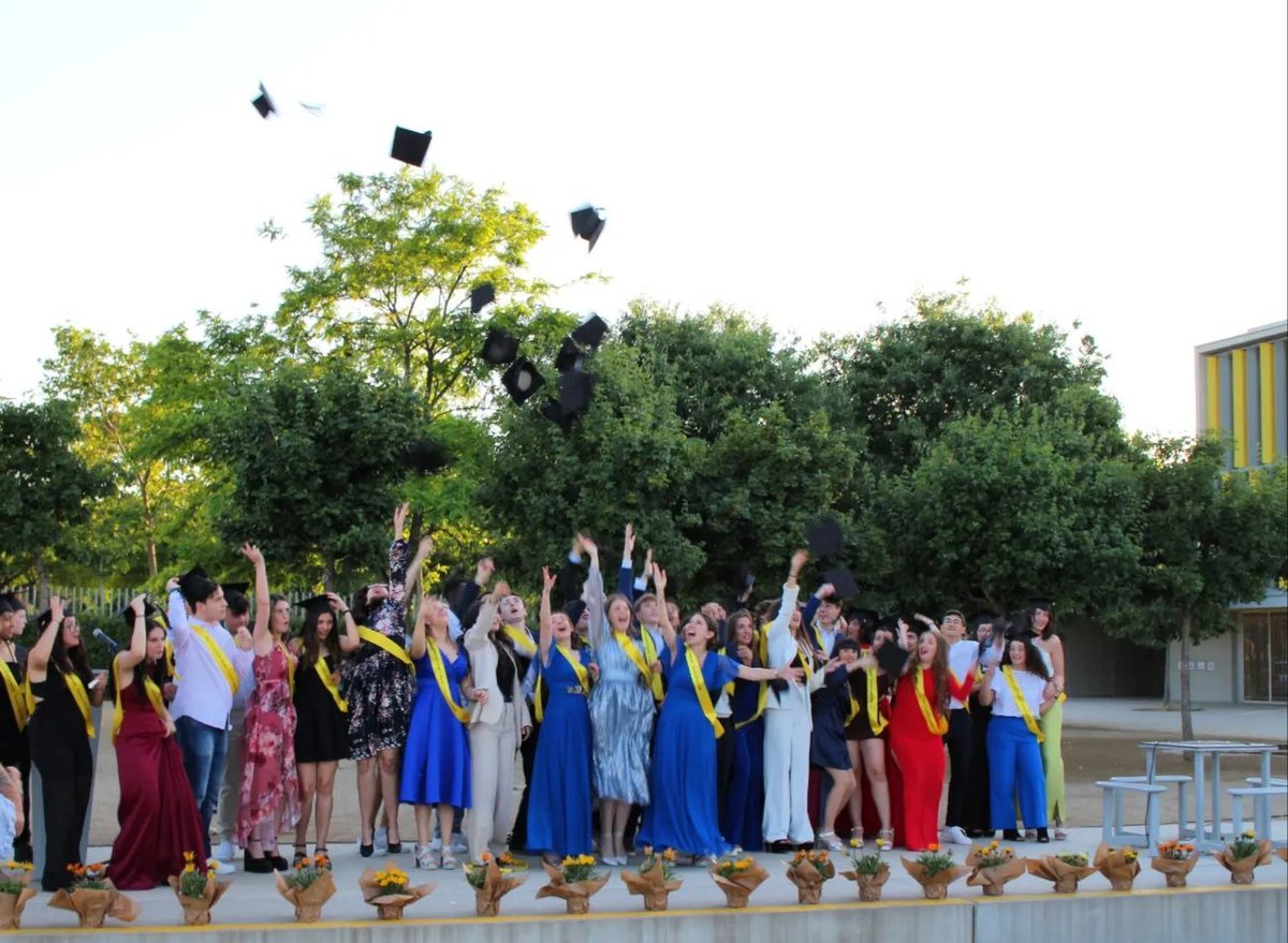 🗣️🍀 Desitgem molta sort a tot l'alumnat que avui es presenta a les PAU, en especial als nostres alumnes de 2n de batxillerat. Ànims a tots i totes 💪🏻
#PAU2022 #selectivitat2022 #RosetaMauri