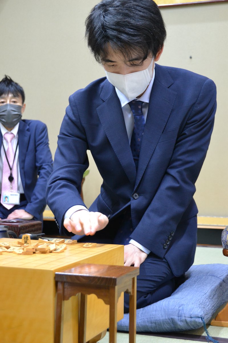 chunichishogi's tweet photo. 藤井聡太棋聖に永瀬拓矢王座が挑む棋聖戦第2局が15日、新潟市で指されるのを前に14日、検分が行われました。第1局は永瀬王座が勝利。藤井棋聖は「立て直せるように頑張りたい」、先手番の永瀬王座は「いかに先手で主張できるかがポイント」と話しました。
検分時の写真（日本将棋連盟提供）です。 https://t.co/faBBiyz1DO