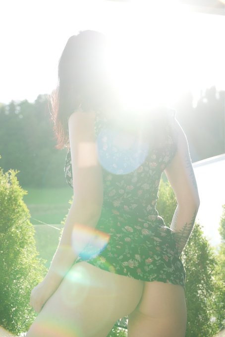 Is it just me or does the sun try to eat my ass? ? https://t.co/QWOlBpHtet