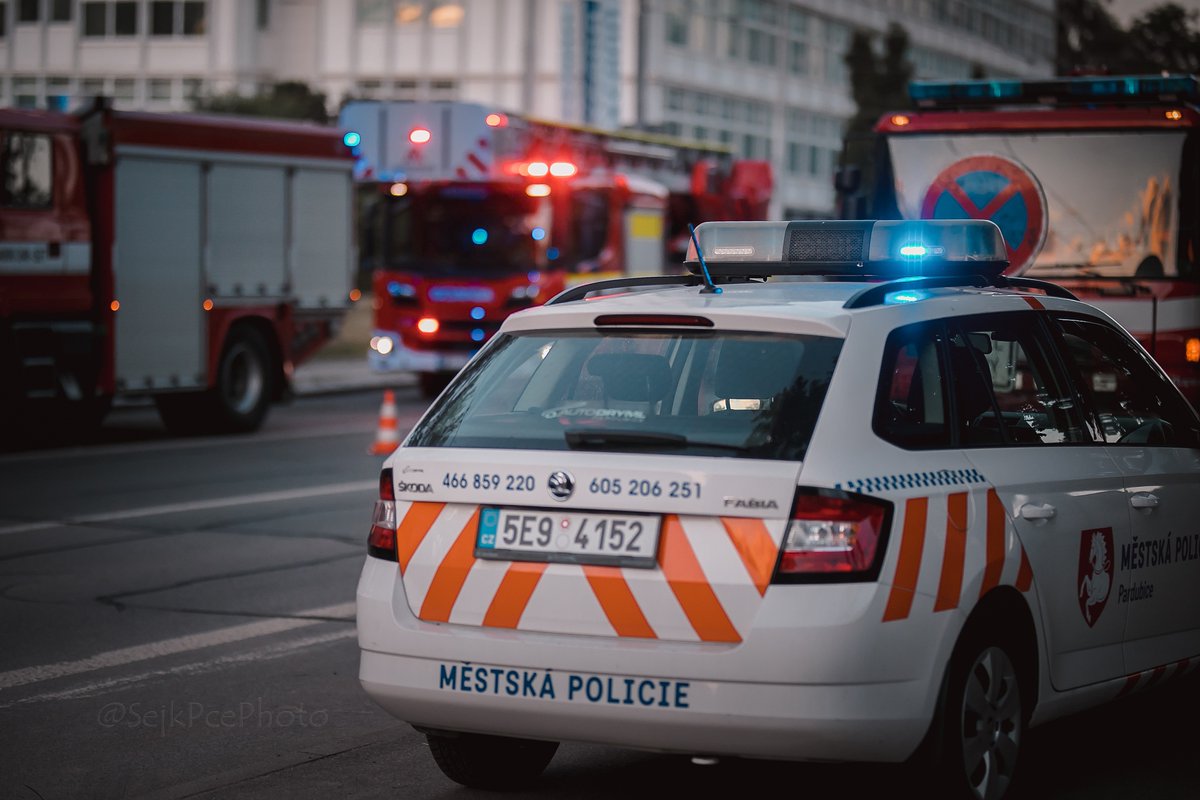 sejkPce's tweet photo. To se takhle sejdou dvě auta ve svahu a u toho @HZS_Pardubice + @Hasici_Dasice + @MpPardubice a je z toho docela pěkné cvičení.  
A co děláte po večerech vy? 
🚒 More 📸
https://t.co/5N7qKOVtL6

#firefighters #accident #Training #rescue https://t.co/T6fjYbtNe9