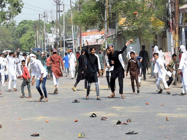 ani_digital's tweet photo. Controversial remark row: 337 arrested from various districts of UP over violence so far

Read @ANI Story | 
https://t.co/wOkUafSIzW
#Violence #UttarPradesh #controversialremarkrow https://t.co/Sr3rNJZbQG