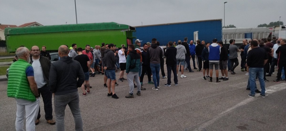 ccondeccoo's tweet photo. Comienza la decimotercera jornada de huelga en el metal de Cantabria, por un convenio digno.

Ánimo compañeros y compañeras. https://t.co/HcKHceE6cB